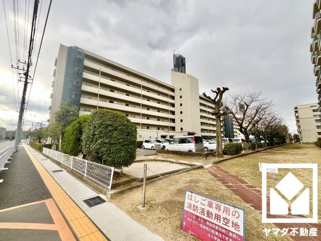 ユニ宇治マンション3号館の外観