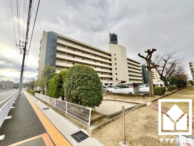 ユニ宇治マンション3号館の外観