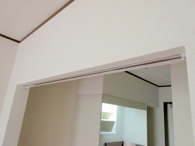 ヴォーンツィンマーシャインの内装|★カーテンでキッチンとお部屋を仕切る事が出来ます★