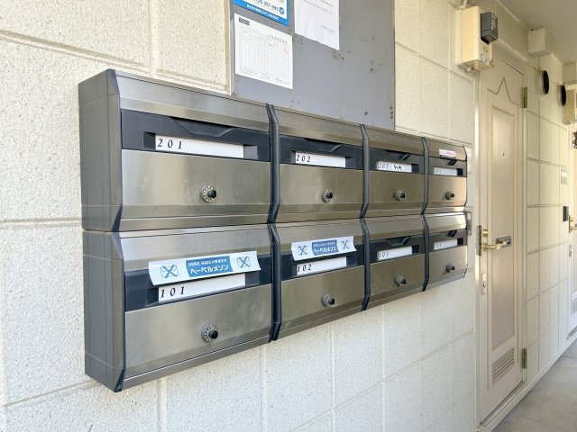 ヴォーンツィンマーシャインのエントランス|★ダイヤル式メールボックス★