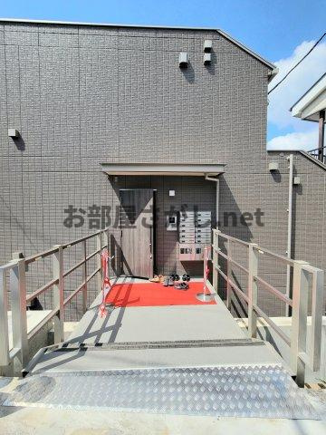 ロッソ・カンパーナのエントランス|落ち着いたエントランスです