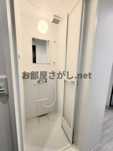 ロッソ・カンパーナのシャワールーム|さっと体を洗えるシャワールーム付です