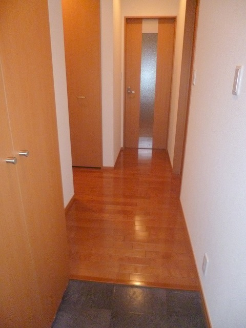 オークヒル　Ｓ棟の玄関|玄関からリビングへ