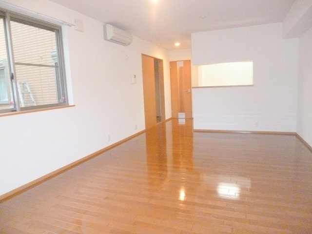 オークヒル　Ｓ棟の居間・リビング|16帖の開放感あるリビング