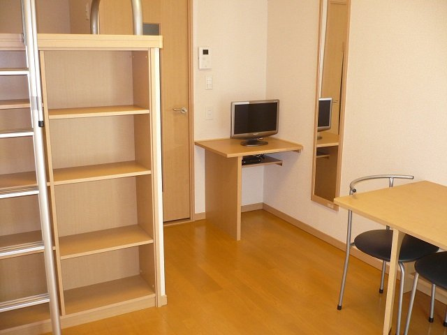 レオパレスＭＡＭＩの居間・リビング|１階はフローリングです。