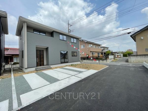 前橋市前箱田町1期 2号棟の前面道路含む現地写真|並列駐車可能な駐車場スペースです。