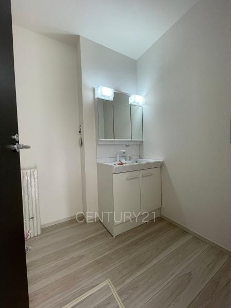 前橋市前箱田町1期 1号棟の独立洗面台|三面鏡付きの洗面台には鏡の裏に収納があり、すっきり片付けられます。
洗髪も可能な伸縮機能つきシャワーヘッドです。