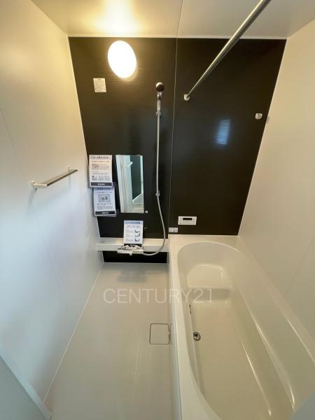 前橋市前箱田町1期 1号棟の浴室|ゆったりと寛げる大型バスタブ。
足を伸ばしたまま入浴可能です。
浴室乾燥機付きで天候が悪い日でも洗濯をして衣類を乾燥させることができます。