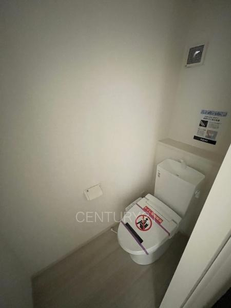 前橋市前箱田町1期 1号棟のトイレ|１階トレイです。
温水シャワー洗浄機能付きです。