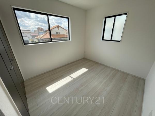 前橋市前箱田町1期 1号棟の洋室|２面採光の明るい洋室です。