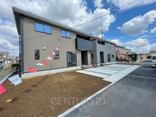 前橋市前箱田町1期 1号棟の前面道路含む現地写真|日当たり良好です。