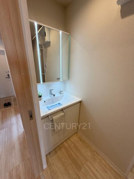 ベルメゾン末広Ｅの独立洗面台|三面鏡付きの洗面台には鏡の裏に収納があり、すっきり片付けられます。
洗髪も可能な伸縮機能つきシャワーヘッドです。