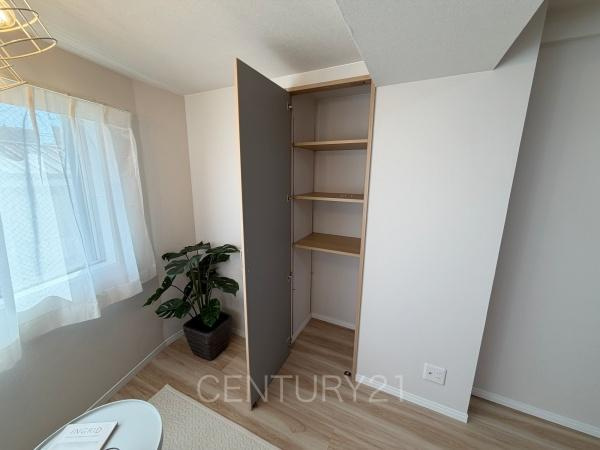 ベルメゾン末広Ｅの居間・リビング|使い勝手の良いリビング収納です。