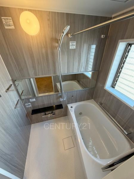 ベルヴィル高崎中居町の浴室|ゆったりと寛げる大型バスタブ。
足を伸ばしたまま入浴可能です。
浴室乾燥機付きで天候が悪い日でも洗濯をして衣類を乾燥させることができます。