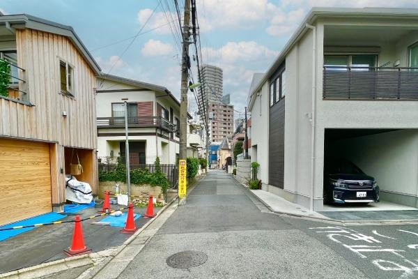 駒沢一丁目　古家付土地の前面道路含む現地写真|現地前面道路は幅員がしっかり確保されており周辺には整った住宅が建ち並んでいます。交通量も少なめで落ち着いた住環境が感じられるエリアです。前面道路からの見通しが良い点も安心感に繋がります。