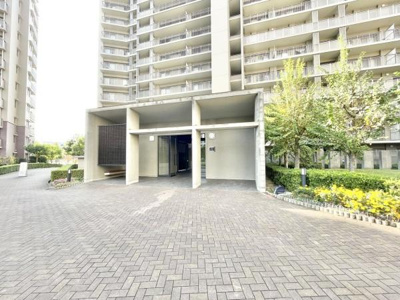 【エントランス】 | 北花田庭園都市グランアヴェニューウエストプレイス | 流行に左右されず、将来にわたって価値が継続する「上質」な佇まい。おしゃれな雰囲気や自然の潤い、親しみやすさといった暮らしを豊かにしてくれる住空間です。