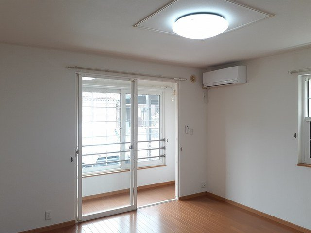 グリーンヒルズの居間・リビング|こちらのリビングで趣味の時間をお楽しみください