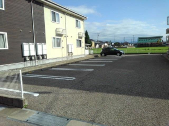 サワディ－　Ⅱの駐車場|カースペースがあります