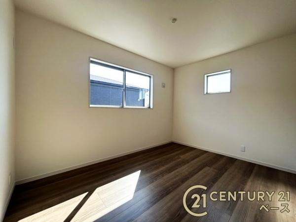 リーブルガーデン大豆越 ２号棟 ／新築一戸建の洋室|■現地撮影写真■陽当たり・通風良好な２面採光の洋室！