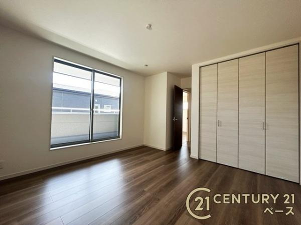 リーブルガーデン大豆越 ２号棟 ／新築一戸建の洋室|■現地撮影写真■バルコニーに面した開放感のあるお部屋です！