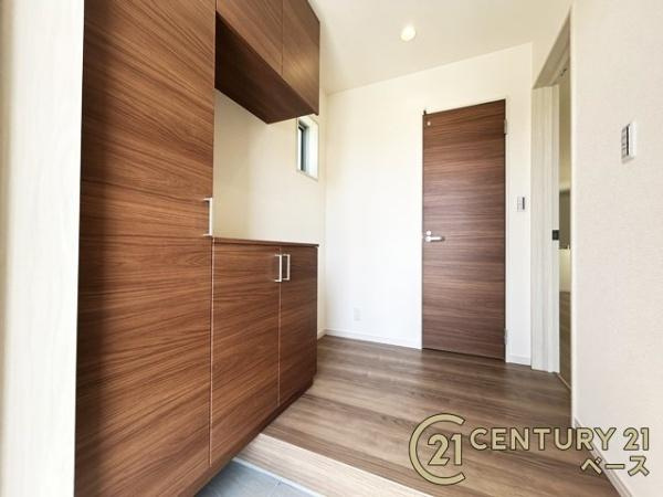 リーブルガーデン大豆越 ２号棟 ／新築一戸建の玄関|■玄関には大容量シューズボックスを完備！■