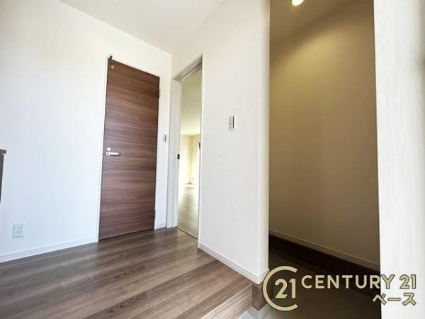 リーブルガーデン大豆越 ２号棟 ／新築一戸建の玄関|■現地撮影写真■玄関には便利な収納スペースを完備！