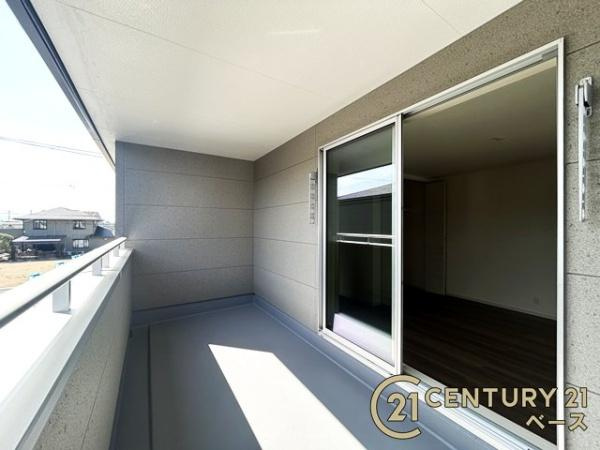 リーブルガーデン大豆越 ２号棟 ／新築一戸建のバルコニー|■現地撮影写真■奥行きのある広々としたバルコニーは南向きで日当たり良好です。