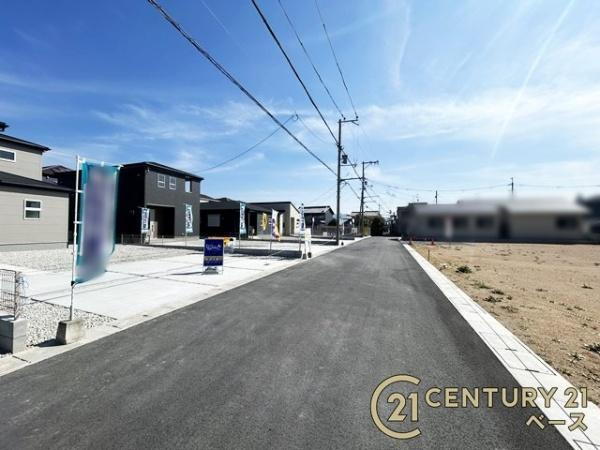リーブルガーデン大豆越 ２号棟 ／新築一戸建の前面道路含む現地写真|■現地撮影写真■前面道路は広々しており、お車の出し入れも楽々！