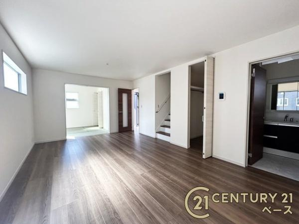 リーブルガーデン大豆越 ２号棟 ／新築一戸建の居間・リビング|■現地撮影写真■ご家族でくつろいでいただける広々したＬＤＫは約１８帖！