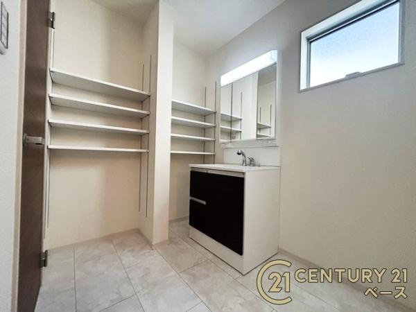 リーブルガーデン大豆越 ２号棟 ／新築一戸建の独立洗面台|■三面鏡タイプのミラーキャビネット！収納スペースも豊富です！■