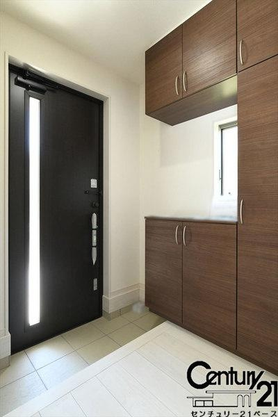 リーブルガーデン大豆越 ３号棟 ／新築一戸建の内観：施工例|■玄関には大容量シューズボックスを完備！■