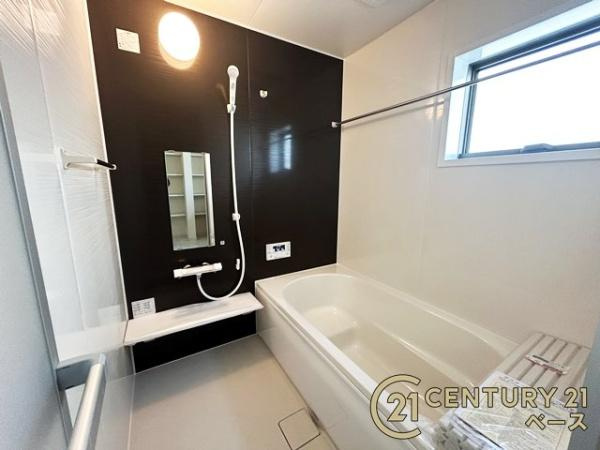 リーブルガーデン大豆越 ３号棟 ／新築一戸建の浴室|■床は水ハケが良く、乾きやすいのでカビの発生も軽減！嬉しい浴室乾燥機付です！■