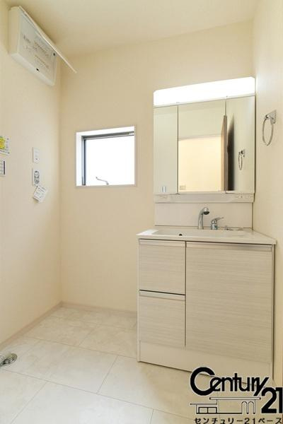 リーブルガーデン大豆越 ３号棟 ／新築一戸建の内観：施工例|■三面鏡タイプのミラーキャビネット！収納スペースも豊富です！■