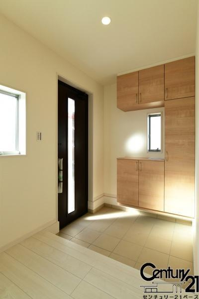 リーブルガーデン大豆越 ５号棟 ／新築一戸建の内観：施工例|■玄関には大容量シューズボックスを完備！■