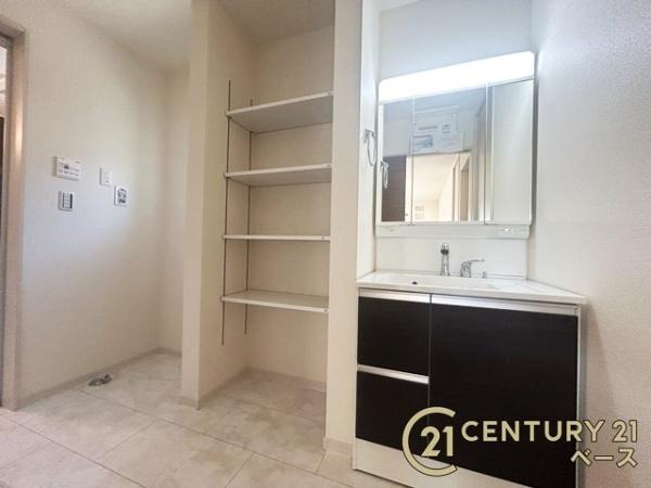 リーブルガーデン大豆越 ５号棟 ／新築一戸建の内観：施工例|■玄関には大容量シューズボックスを完備！■