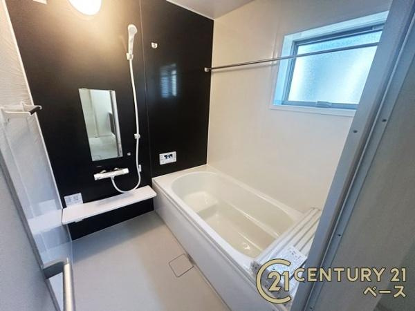 リーブルガーデン大豆越 ５号棟 ／新築一戸建の内観：施工例|■冬物のコートや季節のものなどたくさんしまえる広さ！■