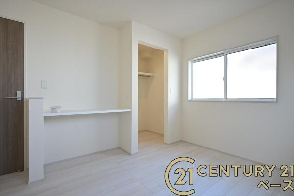 大和郡山市小泉町 ／新築一戸建の洋室|■現地撮影写真■日当たりのよい明るい雰囲気の洋室です！