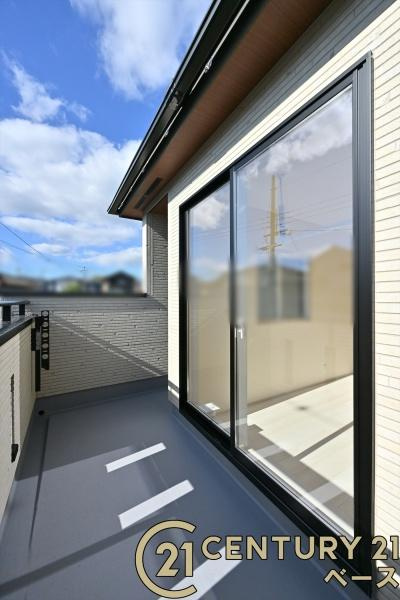 大和郡山市小泉町 ／新築一戸建のバルコニー|■現地撮影写真■日当たりのよいバルコニー！洗濯物もよく乾きます！