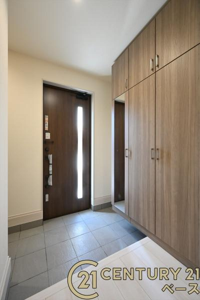 大和郡山市小泉町 ／新築一戸建の玄関|■現地撮影写真■すっきりとした明るい玄関が家族やお客様を迎えてくれます！