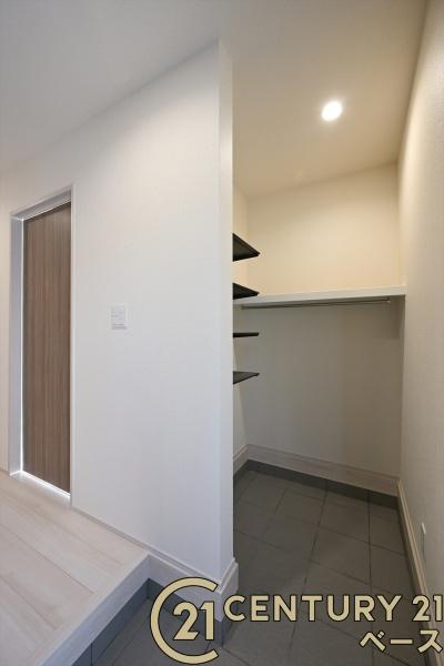 大和郡山市小泉町 ／新築一戸建の玄関|■現地撮影写真■玄関には大容量シューズボックス完備！