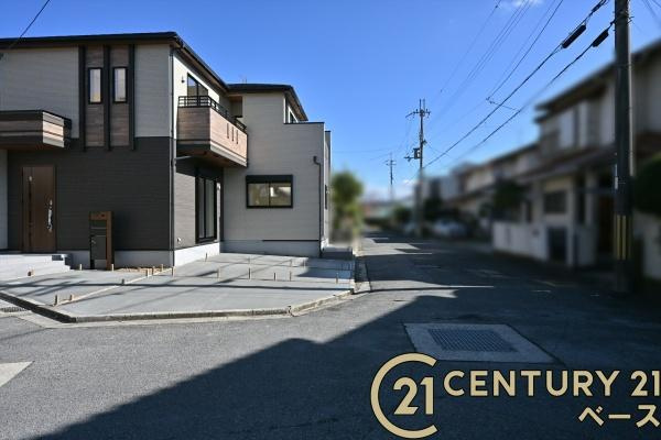 大和郡山市小泉町 ／新築一戸建の前面道路含む現地写真|■現地撮影写真■敷地と道路の高低差が少なく駐車もスムーズです！