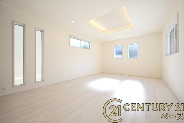 大和郡山市小泉町 ／新築一戸建の居間・リビング|■現地撮影写真■家計と環境に優しい、断熱性・保温性に優れたペアガラスを使用しています！