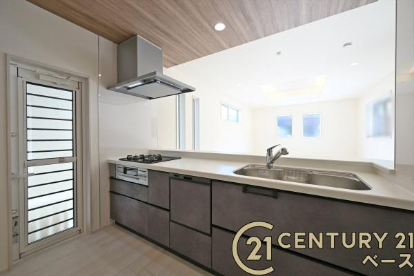 大和郡山市小泉町 ／新築一戸建のキッチン|■現地撮影写真■収納力と使いやすさを追求したシステムキッチンです！食洗機付きで毎日の洗い物も楽々！