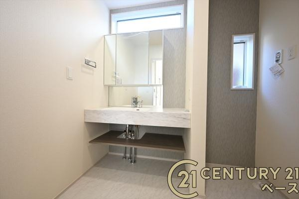 大和郡山市小泉町 ／新築一戸建の独立洗面台|■現地撮影写真■三面鏡タイプのミラーキャビネット！収納スペースも豊富です！