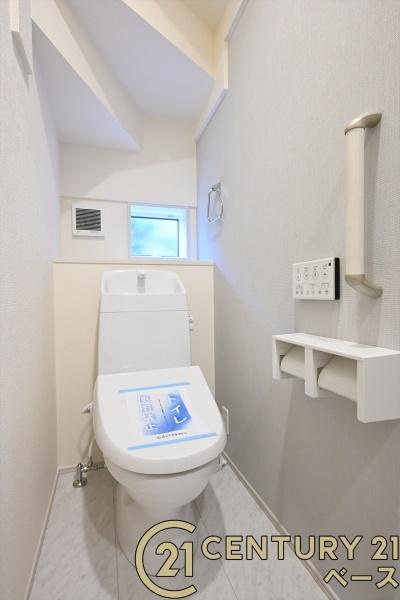 大和郡山市小泉町 ／新築一戸建のトイレ|■現地撮影写真■フチなし＆トルネード洗浄でお掃除も楽らく！ウォシュレット付きです！