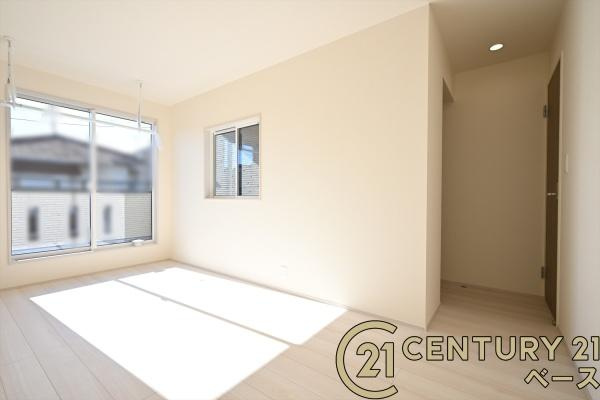 大和郡山市小泉町 ／新築一戸建の洋室|■現地撮影写真■バルコニーに面した開放感のあるお部屋です！