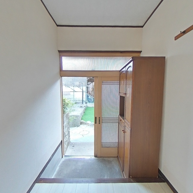 養老町鷲巣貸家の玄関