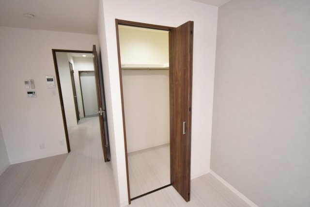 ワコーレヴィータ西宮今津の内装|ウォークインクローゼットです