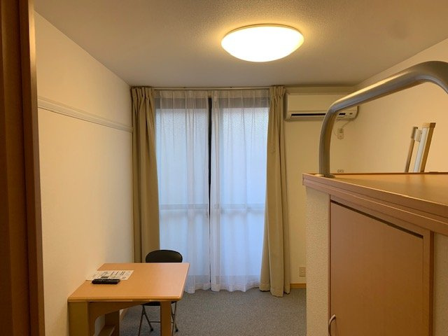 レオパレスウブスナの居間・リビング|1階はフローリング仕様です。