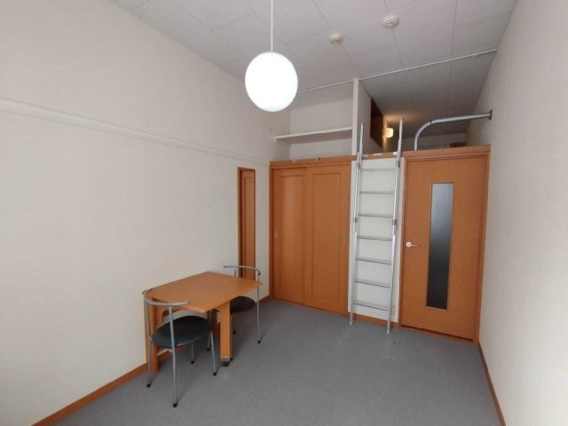 レオパレストミーズの居間・リビング